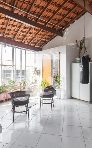 Casa à venda com 180m², 2 quartos e 2 vagas Casa à venda com 180m², 2 quartos e 2 vagasVaranda