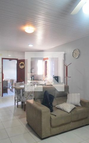 Casa à venda com 150m², 4 quartos e 2 vagas Casa à venda com 150m², 4 quartos e 2 vagasSala