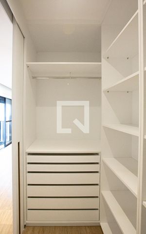 Apartamento para alugar com 190m², 3 quartos e 3 vagas Apartamento para alugar com 190m², 3 quartos e 3 vagasCloset
