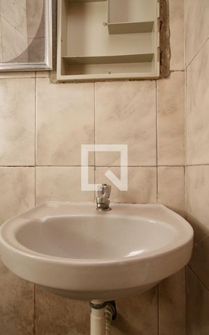Casa à venda com 250m², 4 quartos e 3 vagas Casa à venda com 250m², 4 quartos e 3 vagasBanheiro do Quarto de Serviço