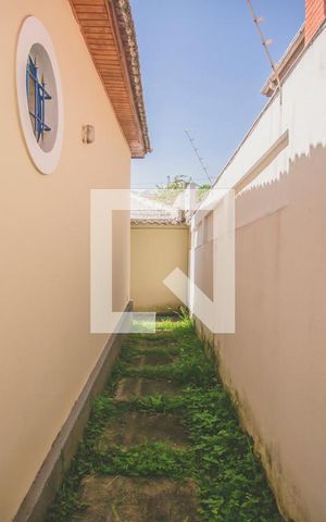 Casa à venda com 210m², 3 quartos e 3 vagas Casa à venda com 210m², 3 quartos e 3 vagasCorredor Lateral