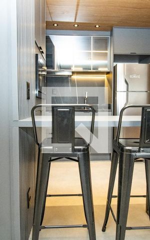 Apartamento à venda com 38m², 1 quarto e sem vaga Apartamento à venda com 38m², 1 quarto e sem vagaSala, mesa e banquetas