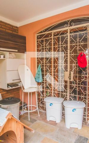 Casa à venda com 198m², 4 quartos e 2 vagas Casa à venda com 198m², 4 quartos e 2 vagasHall