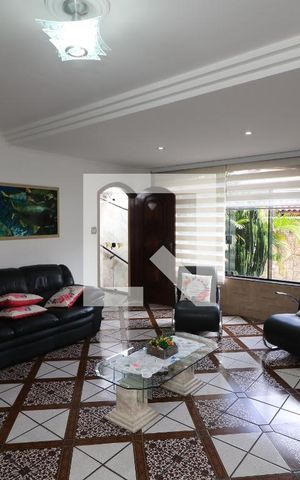 Casa à venda com 650m², 3 quartos e 6 vagasSala