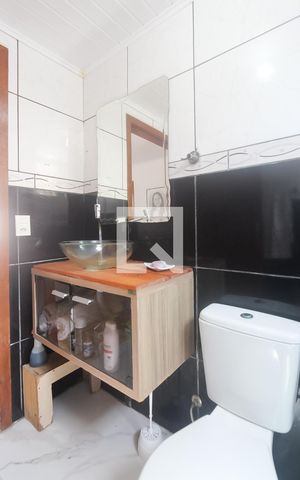 Casa à venda com 95m², 3 quartos e 2 vagas Casa à venda com 95m², 3 quartos e 2 vagasBanheiro social