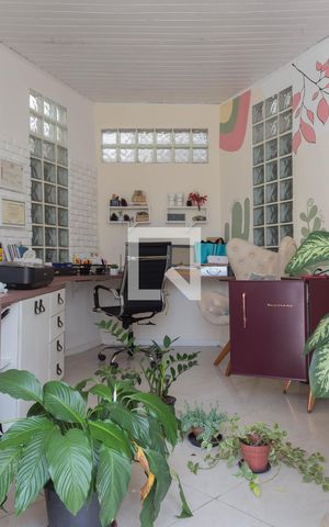 Casa à venda com 280m², 3 quartos e 2 vagas Casa à venda com 280m², 3 quartos e 2 vagasEscritório