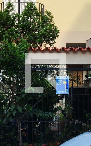 Casa à venda com 200m², 4 quartos e 3 vagas Casa à venda com 200m², 4 quartos e 3 vagasFachada