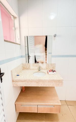 Casa à venda com 225m², 3 quartos e 5 vagas Casa à venda com 225m², 3 quartos e 5 vagasÁrea de Serviço - Banheiro