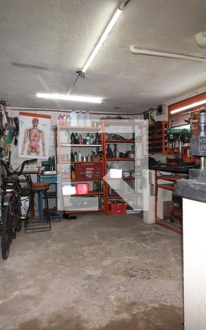 Casa à venda com 330m², 4 quartos e 6 vagasOficina