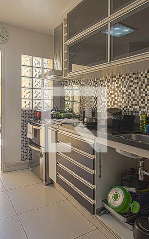 Casa à venda com 225m², 4 quartos e 6 vagas Casa à venda com 225m², 4 quartos e 6 vagasCozinha