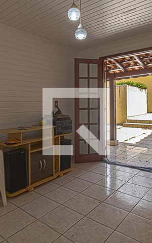 Casa à venda com 225m², 4 quartos e 6 vagas Casa à venda com 225m², 4 quartos e 6 vagasEdícula sala