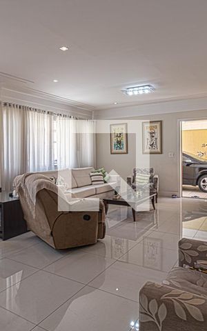Casa à venda com 225m², 4 quartos e 6 vagas Casa à venda com 225m², 4 quartos e 6 vagasSala