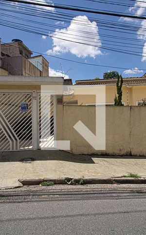 Casa à venda com 225m², 4 quartos e 6 vagas Casa à venda com 225m², 4 quartos e 6 vagasfachada