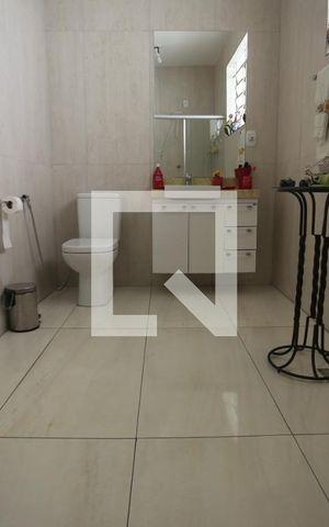 Casa à venda com 240m², 4 quartos e 1 vagaBanheiro