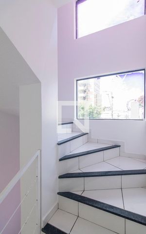 Casa de condomínio à venda com 100m², 2 quartos e 2 vagas Casa de condomínio à venda com 100m², 2 quartos e 2 vagasEscada