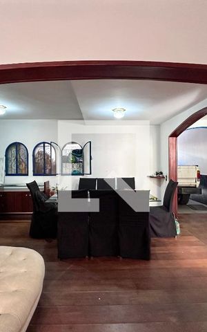 Casa à venda com 221m², 3 quartos e 3 vagasSala