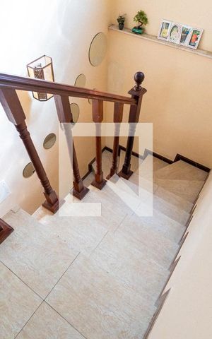Casa à venda com 210m², 3 quartos e 2 vagas Casa à venda com 210m², 3 quartos e 2 vagasEscada