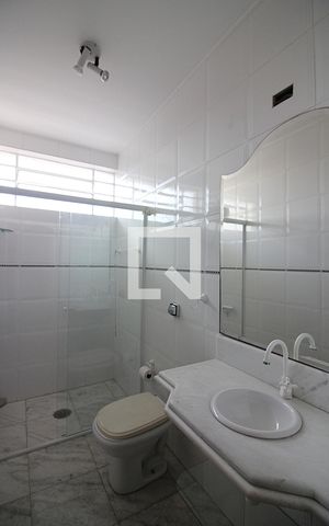 Casa para alugar com 235m², 3 quartos e 3 vagasBanheiro Social