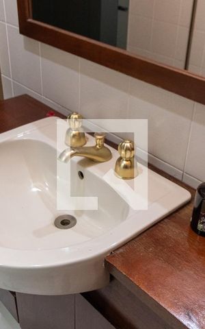 Casa à venda com 200m², 3 quartos e 2 vagas Casa à venda com 200m², 3 quartos e 2 vagasBanheiro Social