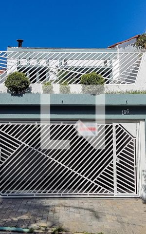 Casa à venda com 200m², 3 quartos e 2 vagas Casa à venda com 200m², 3 quartos e 2 vagasFachada