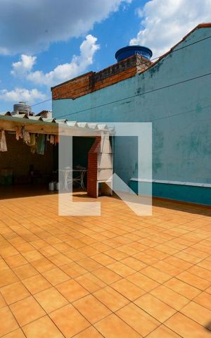 Casa à venda com 252m², 2 quartos e 4 vagas Casa à venda com 252m², 2 quartos e 4 vagasQuintal - fundo