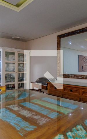 Casa à venda com 350m², 3 quartos e 2 vagas Casa à venda com 350m², 3 quartos e 2 vagasSala