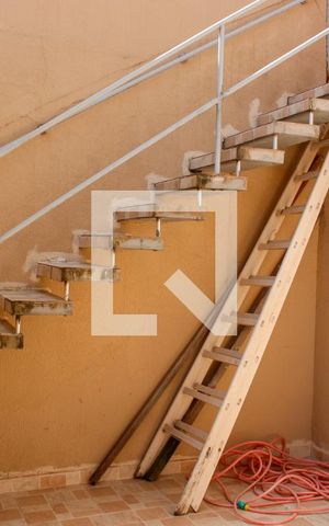 Casa para alugar com 190m², 3 quartos e 2 vagas Casa para alugar com 190m², 3 quartos e 2 vagasEscadas