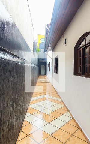 Casa à venda com 200m², 3 quartos e 2 vagas Casa à venda com 200m², 3 quartos e 2 vagasCorredor