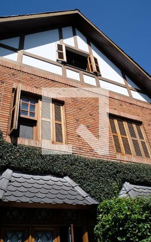 Casa à venda com 450m², 5 quartos e 3 vagasFachada