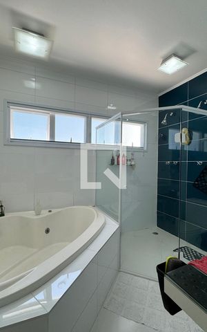 Casa de condomínio à venda com 351m², 3 quartos e 4 vagasBanheiro da Suíte 1