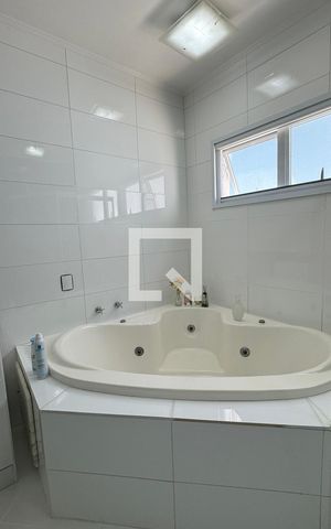 Casa de condomínio à venda com 351m², 3 quartos e 4 vagasBanheiro da Suíte 1