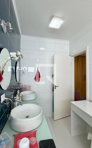 Casa de condomínio à venda com 351m², 3 quartos e 4 vagasBanheiro da Suíte 1