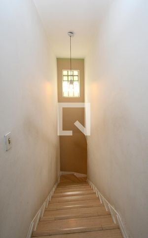Casa à venda com 195m², 3 quartos e 4 vagasEscada