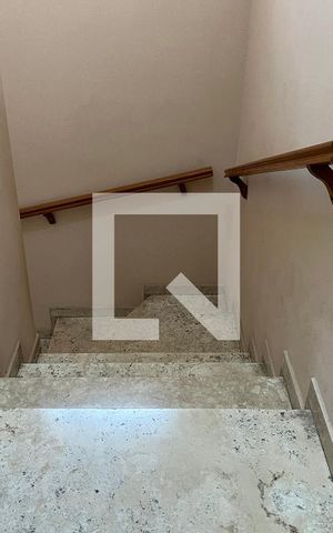 Casa à venda com 200m², 4 quartos e 2 vagasEscada