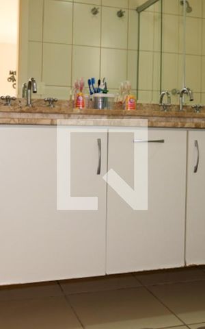 Apartamento à venda com 143m², 4 quartos e 2 vagas Apartamento à venda com 143m², 4 quartos e 2 vagasBanheiro da Suíte 1