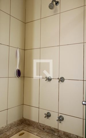 Apartamento à venda com 143m², 4 quartos e 2 vagas Apartamento à venda com 143m², 4 quartos e 2 vagasBanheiro da Suíte 1