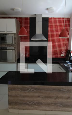 Casa à venda com 200m², 3 quartos e 3 vagasSala / Cozinha