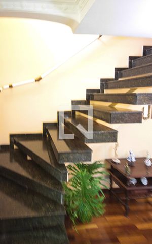 Casa à venda com 200m², 3 quartos e 3 vagasEscada