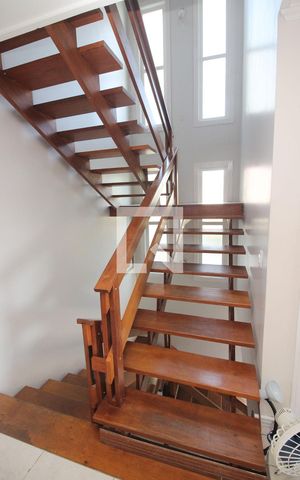Casa à venda com 201m², 3 quartos e 6 vagasEscada