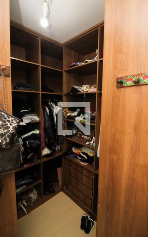 Casa à venda com 201m², 3 quartos e 6 vagasCloset da suíte