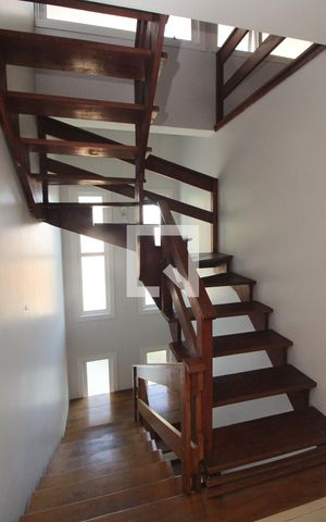 Casa à venda com 201m², 3 quartos e 6 vagasEscada