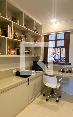 Casa à venda com 434m², 5 quartos e 4 vagas Casa à venda com 434m², 5 quartos e 4 vagasQuarto 5