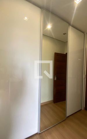 Casa à venda com 434m², 5 quartos e 4 vagas Casa à venda com 434m², 5 quartos e 4 vagasQuarto Suíte 3