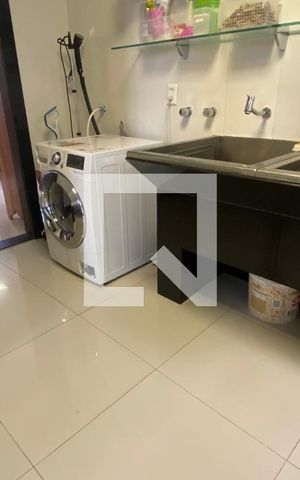 Casa à venda com 434m², 5 quartos e 4 vagas Casa à venda com 434m², 5 quartos e 4 vagasÁrea de Serviço