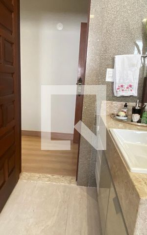 Casa à venda com 434m², 5 quartos e 4 vagas Casa à venda com 434m², 5 quartos e 4 vagasBanheiro Social