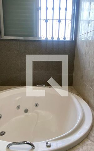 Casa à venda com 434m², 5 quartos e 4 vagas Casa à venda com 434m², 5 quartos e 4 vagasBanheiro Social