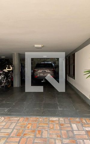 Casa à venda com 434m², 5 quartos e 4 vagas Casa à venda com 434m², 5 quartos e 4 vagasGaragem