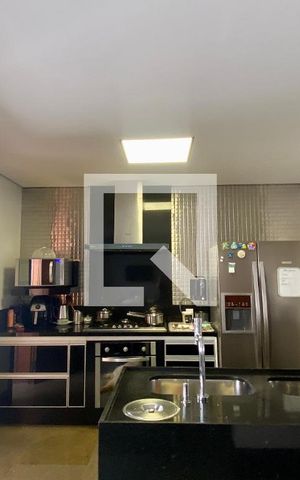 Casa à venda com 434m², 5 quartos e 4 vagas Casa à venda com 434m², 5 quartos e 4 vagasCozinha