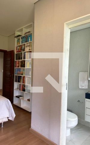 Casa à venda com 434m², 5 quartos e 4 vagas Casa à venda com 434m², 5 quartos e 4 vagasQuarto Suíte 2