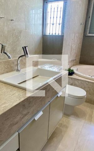 Casa à venda com 434m², 5 quartos e 4 vagas Casa à venda com 434m², 5 quartos e 4 vagasBanheiro Social